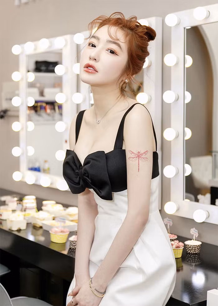 Vì thế cô rất đắt show làm mẫu ảnh.