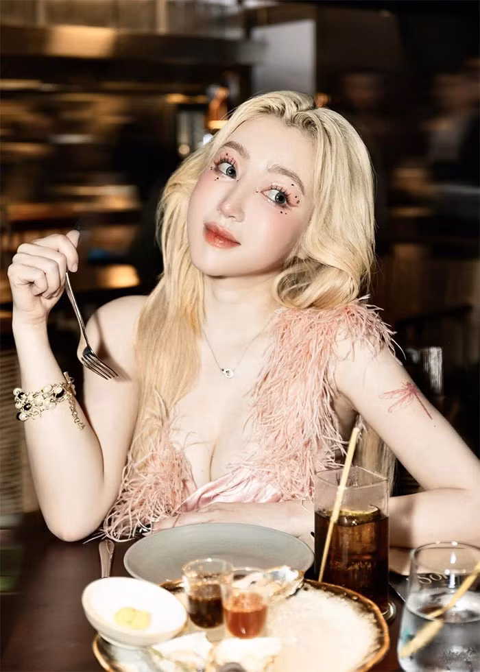 Không cần hở bạo, style nửa kín nửa hở càng khiến người đẹp sinh năm 1987 quyến rũ hơn.