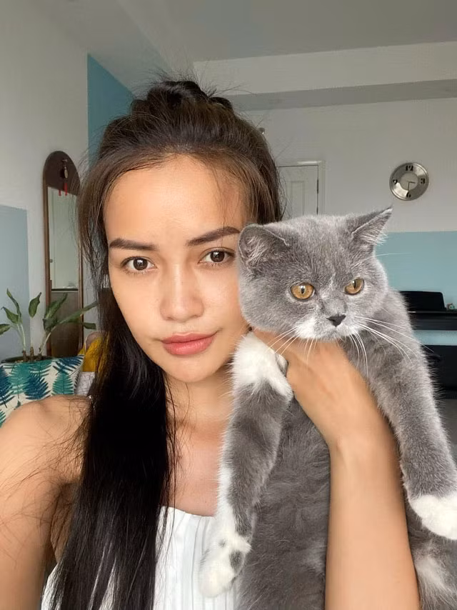 Dù chỉ để mặt mộc, Hoa hậu Ngọc Châu cũng đủ độ cuốn hút. (Ảnh: FBNV)