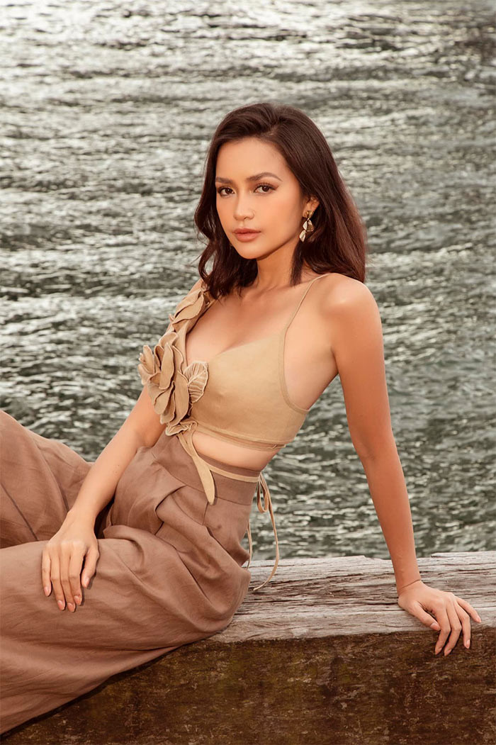 Trong chương trình Dream of Vietnam tối 12/5, Hoa hậu Ngọc Châu thừa nhận với mẹ - bà Đặng Thị Gái - về việc không thể lấy bằng cử nhân ngành Công nghệ Sinh học của Đại học Tôn Đức Thắng do bảo lưu quá hạn đào tạo. (Ảnh: FBNV)