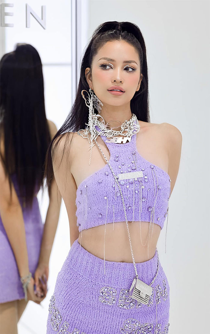 Nàng hậu cũng phớt lờ những nghi vấn "dao kéo" và rất chăm chỉ đi dự sự kiện, đăng ảnh khoe trên trang cá nhân. (Ảnh: FBNV)