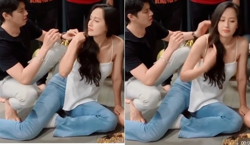Dù đã chia tay nhưng cặp sao vẫn giữ mối quan hệ "tri kỷ". Khoảnh khắc nàng hậu chủ động kéo tay nam ca sĩ sát về phía mình để chụp ảnh, trong khi Noo Phước Thịnh lại tinh tế, ga lăng giúp Mai Phương Thúy chỉnh lại dây áo bị lệch khỏi vai và vén lại tóc cho gọn gàng từng gây sốt. Ảnh cắt clip.