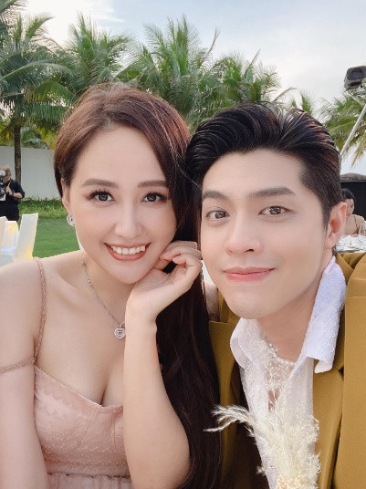 Từ lâu, Noo Phước Thịnh và Mai Phương Thúy có mối quan hệ thân thiết tới mức thường xưng hô "vợ - chồng". Trong đám cưới của Minh Hằng vào giữa tháng 6/2022, nam ca sĩ còn đăng ảnh tình tứ bên nàng hậu kèm dòng chia sẻ gây tò mò: "Đã đến lúc cưới". Ảnh: Instagram NV.