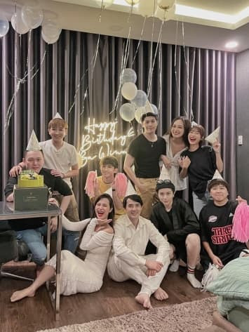 Cặp đôi thường xuyên tình tứ bên nhau trong nhiều khoảnh khắc đời thường bên gia đình hay hội bạn thân. Ảnh: FBNV.