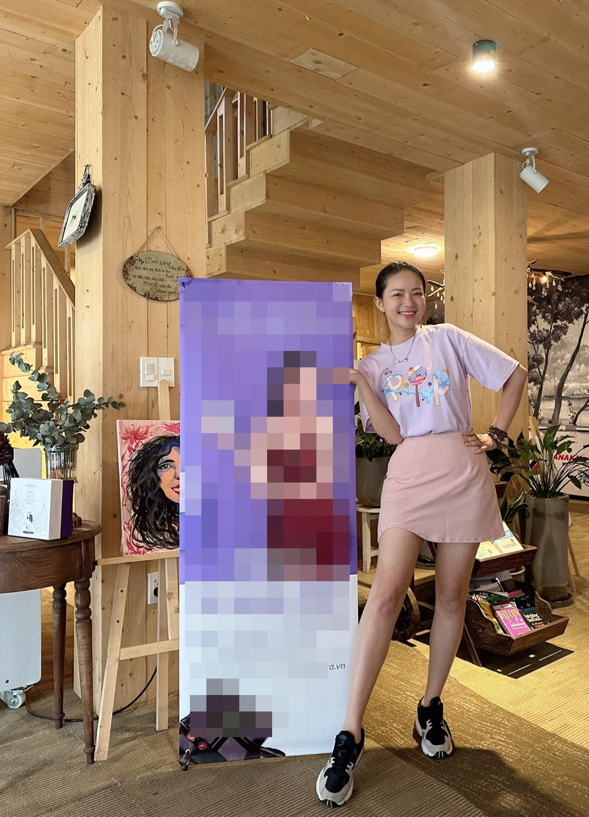 Chân dài 1m75 khiến "hội chị em" trầm trồ khi giảm được gần 30kg nhờ kiên trì tập luyện và chế độ ăn uống chừng mực trong một thời gian dài chứ không nóng vội như trước.