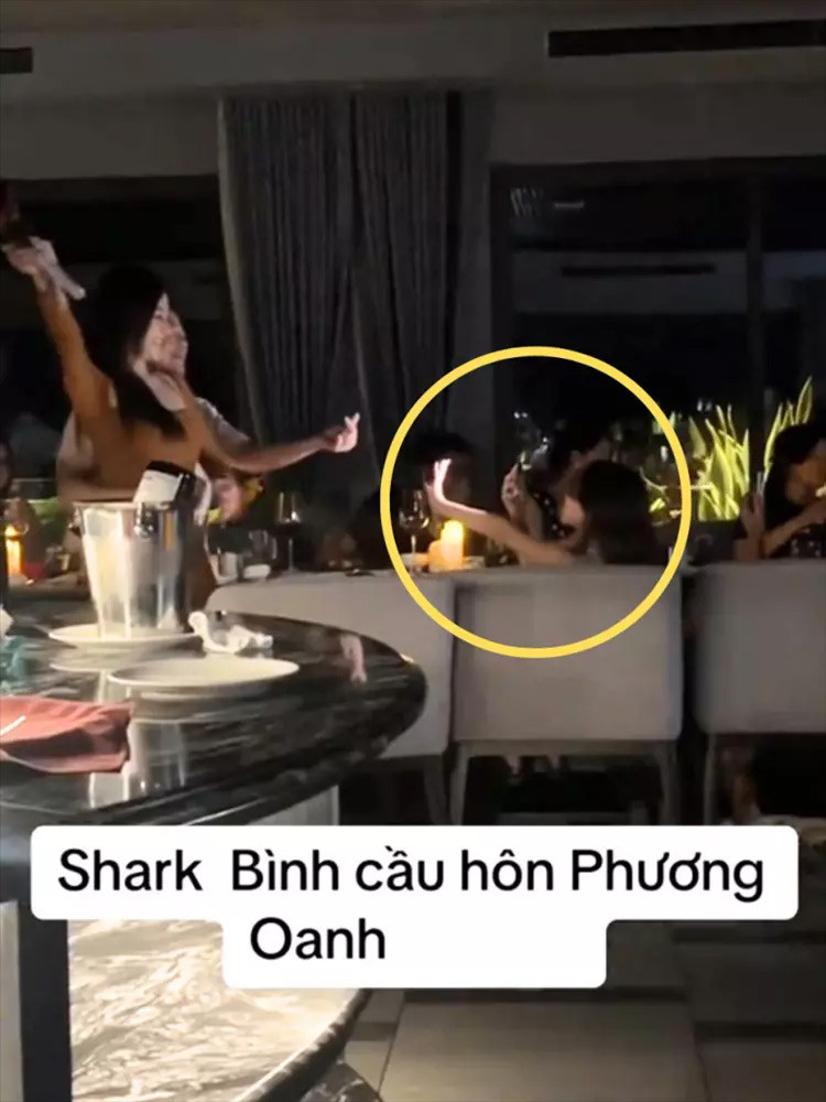 Con gái riêng của Shark Bình là người chụp ảnh, quay video lại cho bố và mẹ kế. (Ảnh: Người đưa tin)