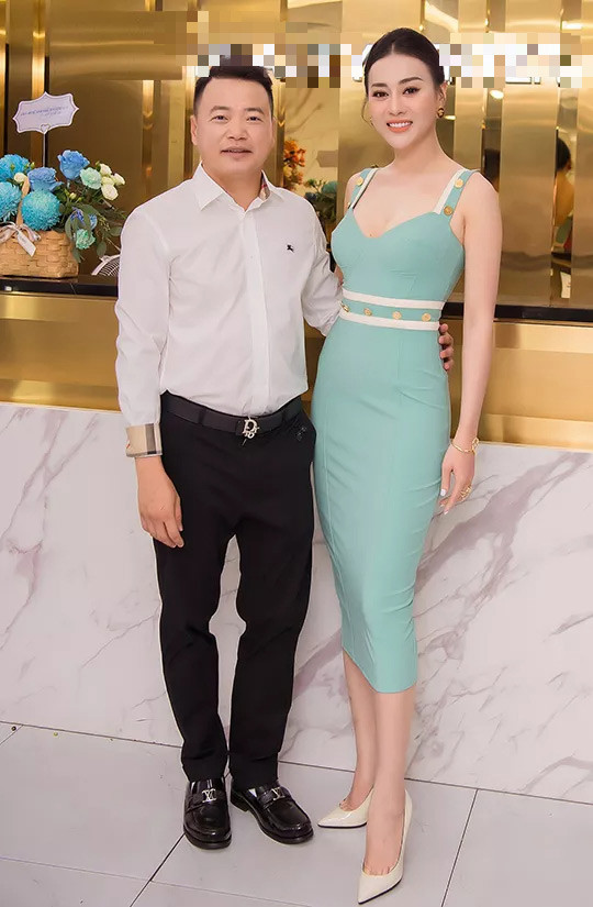 Trước đó, sau một thời gian bị rò rỉ hình ảnh đi du lịch cùng nhau, tháng 8/2022, Phương Oanh và Shark Bình công khai mối quan hệ. (Ảnh: FBNV)