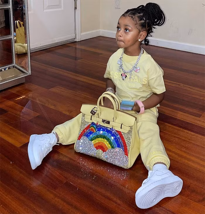 Một năm sau mẹ Cardi B lại bỏ ra 48.000 USD (1,1 tỷ đồng) mua cho con gái chiếc túi Birkin màu vàng gắn rất nhiều hạt pha lê Swarovski.