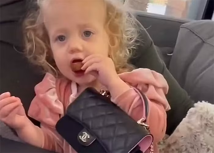 Tháng 2 vừa rồi, tiền vệ Patrick Mahomes của Kansas City Chiefs và vợ Brittany đã tổ chức một bữa tiệc xa hoa cho sinh nhật lần thứ 2 của con gái họ, bé Sterling. Cô bé được bố mẹ tặng một chiếc ví Chanel nhỏ ước tính khoảng 4.800 USD (110 triệu đồng).