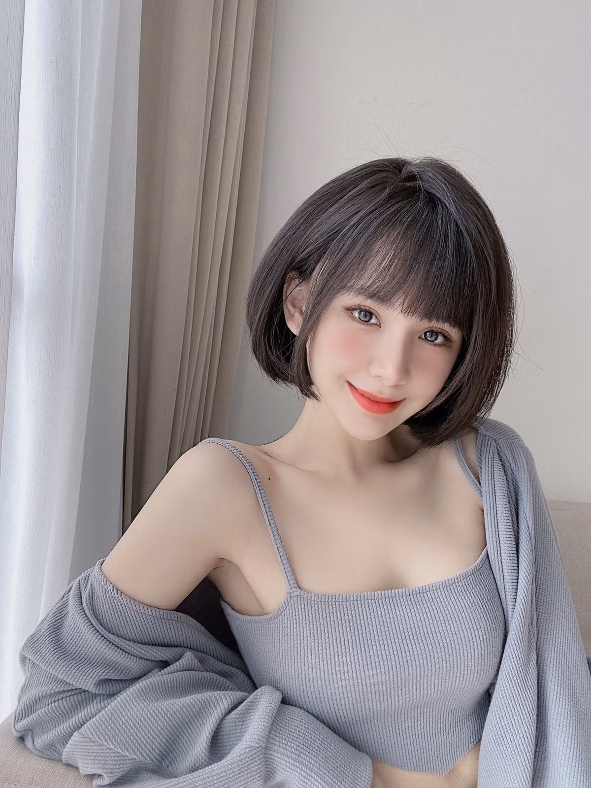 Từ nữ sinh có gương mặt tròn dễ thương, Yến Tatoo dần "lột xác" thành mỹ nhân gợi cảm "hết nước chấm" sau 5 năm can thiệp "dao kéo". Cô chia sẻ trong bài đăng mới đây: "Có lẽ là gần 2 năm trở lại đây, Yến bắt đầu nhận được nhiều lời khen hơn từ mọi người. Mọi người khen về ngoại hình có thay đổi tích cực hơn, khen về cách hát của Yến có tiến bộ hơn, khen về âm nhạc của Yến có gu hơn,... Tự bản thân Yến cũng cảm thấy cuộc sống của mình tốt đẹp lên nhiều so với trước kia".