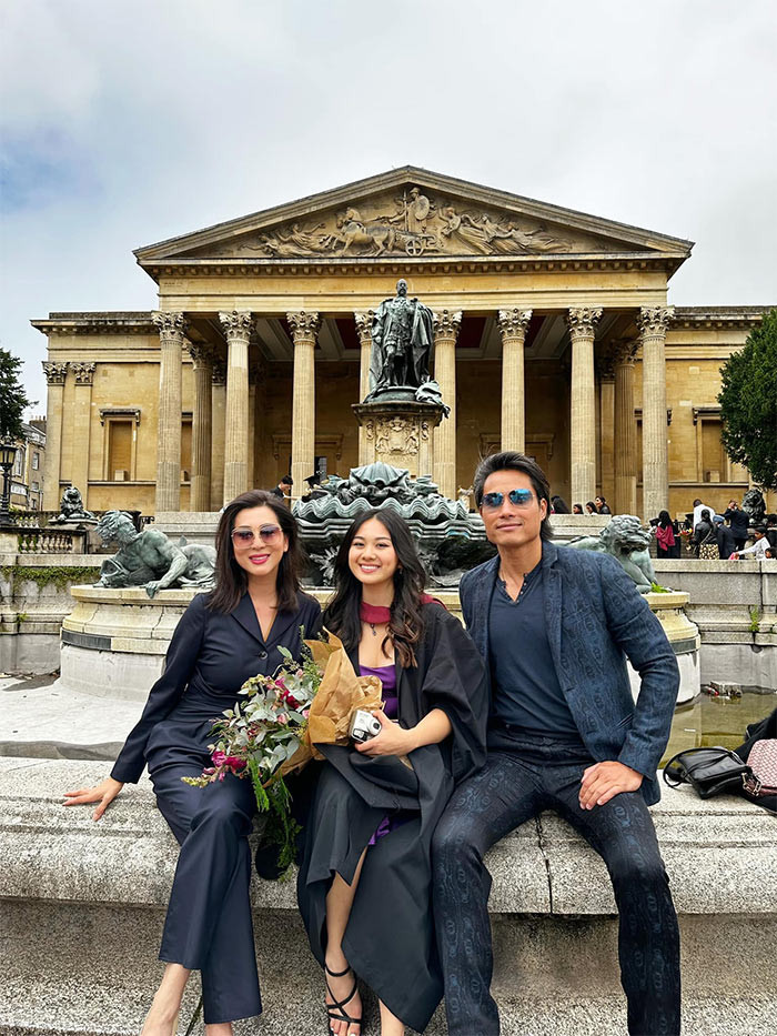 Kỳ Duyên cùng người chồng thứ hai, Trịnh Hội, tới dự lễ tốt nghiệp đại học của con gái riêng của cô, Yenli. Nguyễn Cao Kỳ Duyên từng kết hôn hai lần, lần đầu với bác sĩ nổi tiếng Nguyễn Quang Li và có hai con gái chung Nguyễn Yenli và Nguyễn Maili. Năm 2004 cô kết hôn với luật sư, MC Trịnh Hội và chia tay vào năm 2008.