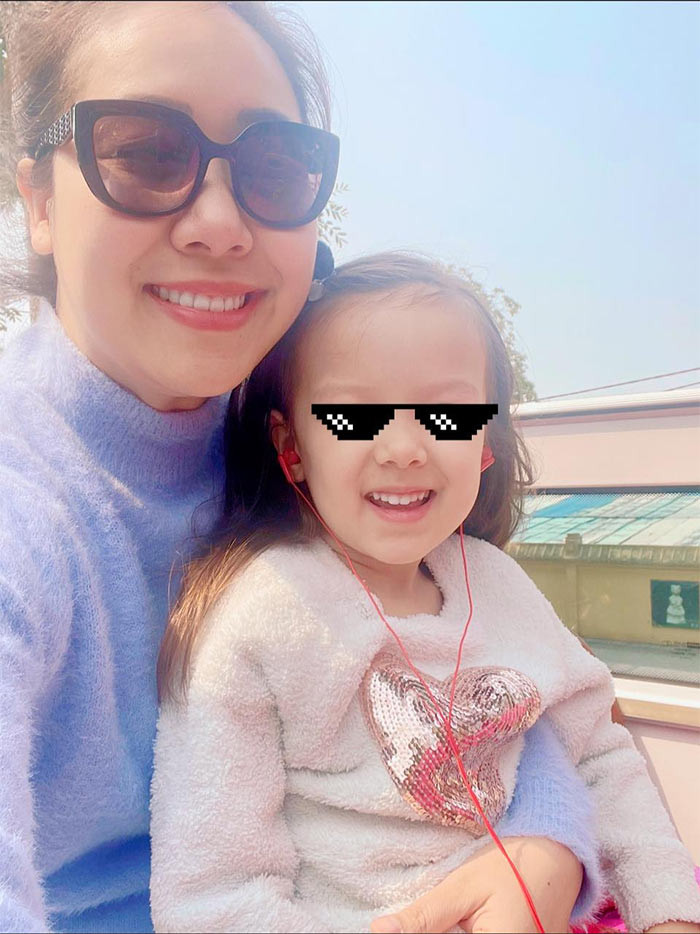 Mới 4 tuổi nhưng con gái của Hoa hậu Thế giới người Việt 2007 nói được ba thứ tiếng Việt Nam, Anh và Nga.