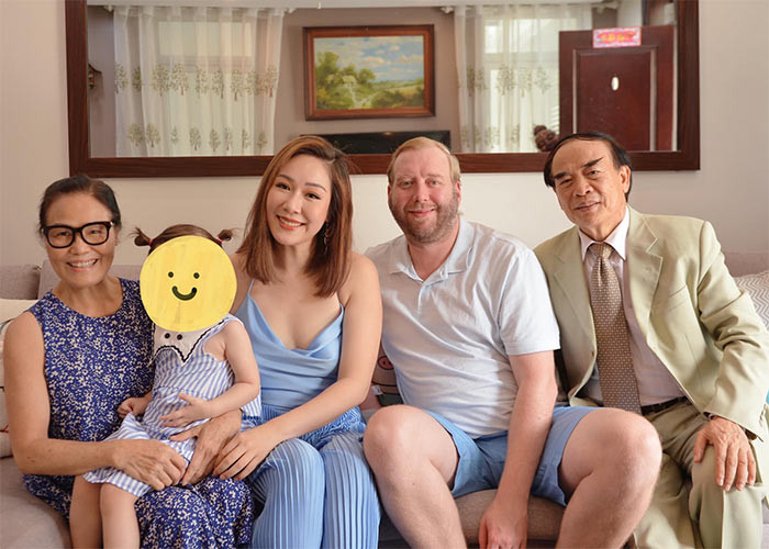 Theo chia sẻ của người đẹp sinh năm 1987 gia đình cô không cần thuê giúp việc bởi cô được chồng trợ giúp rất nhiều trong chuyện chăm con và quán xuyến gia đình.