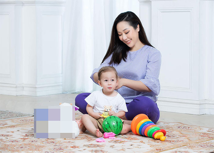 Gia đình nhỏ của Hoa hậu Thế giới người Việt 2007 đang sống trong căn biệt thự rộng 180m2 ngay sát Hồ Tây.