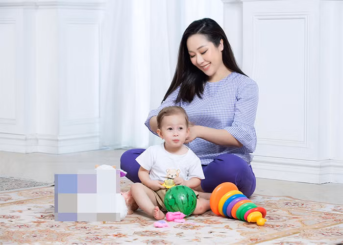 Gia đình nhỏ của Hoa hậu Thế giới người Việt 2007 đang sống trong căn biệt thự rộng 180m2 ngay sát Hồ Tây.