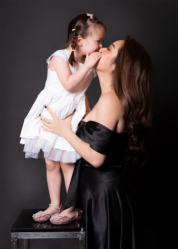 Còn trong mắt Loz Whitake, Ngô Phương Lan là người vợ tuyệt vời, lịch sự, đẹp, nhiệt tình và giúp đỡ anh nhiều trong cuộc sống.