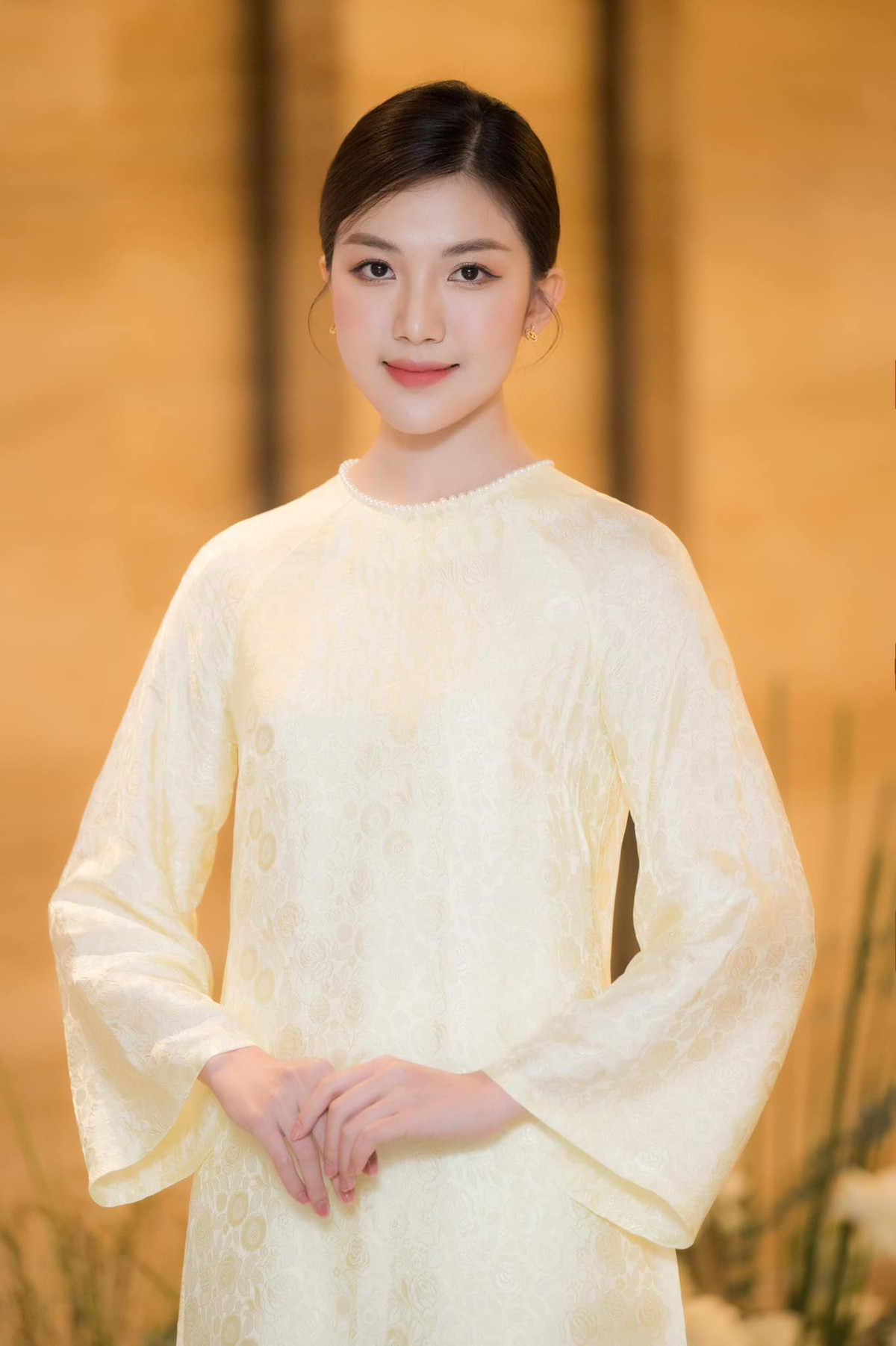 Dù chuộng trang phục kín đáo nhưng nữ diễn viên vẫn toát lên vẻ đẹp gợi cảm, cuốn hút.