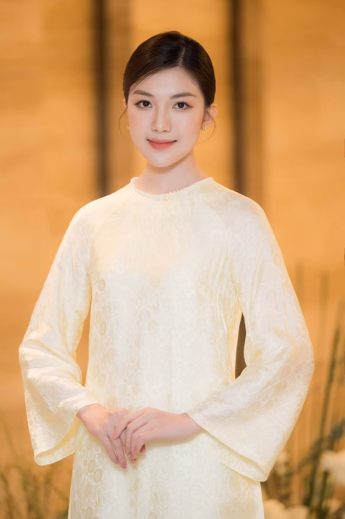 Dù chuộng trang phục kín đáo nhưng nữ diễn viên vẫn toát lên vẻ đẹp gợi cảm, cuốn hút.