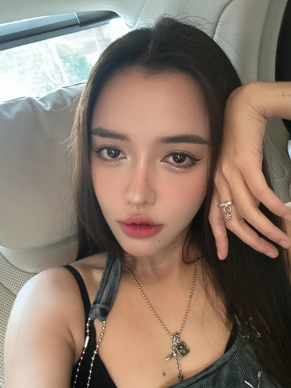 Phong cách trang điểm đậm khiến nữ ca sĩ trông đẹp sắc sảo và quyến rũ hơn. Nhiều khoảnh khắc khiến Bích Phương được ví như tỷ tỷ xứ Trung.