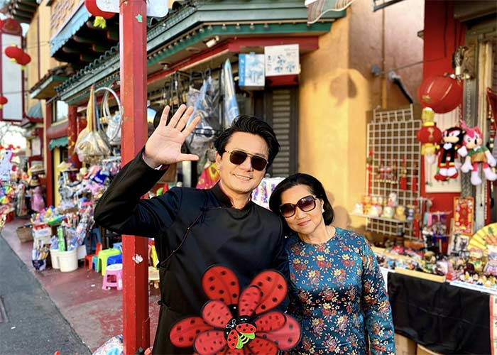 Tháng 11/2022, Trương Minh Cường đã đón mẹ sang Mỹ đoàn tụ và đưa mẹ đi du lịch nhiều nơi.