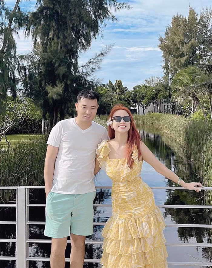 Vân Hugo cùng chồng thường xuyên du lịch trong và ngoài nước để hâm nóng tình cảm.