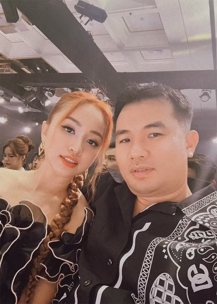 "Tôi yêu anh ấy vì anh ấy có một trái tim rất nhân hậu, ấm áp và tốt bụng. Khi đến với một người đàn ông, tôi luôn đánh giá cao điều đó...", người đẹp sinh năm 1985 dành lời có cánh cho chồng thứ hai.