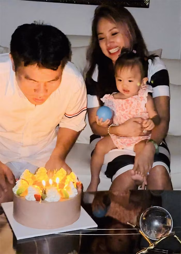 Ba năm bên nhau, cuộc sống của nữ MC và chồng doanh nhân ngày càng hạnh phúc, viên mãn. Tháng 5/2022 vợ chồng Vân Hugo chào đón con gái đầu lòng.