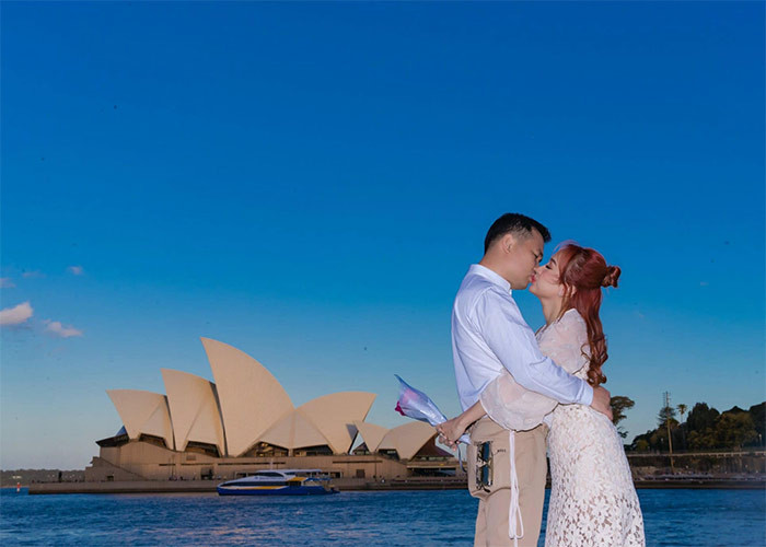 Nữ MC 38 tuổi cho biết, cô đã nhận lời cầu hôn của chồng doanh nhân từ năm 2020 nhưng cô muốn sinh con xong và ổn định cuộc sống mới tổ chức đám cưới.