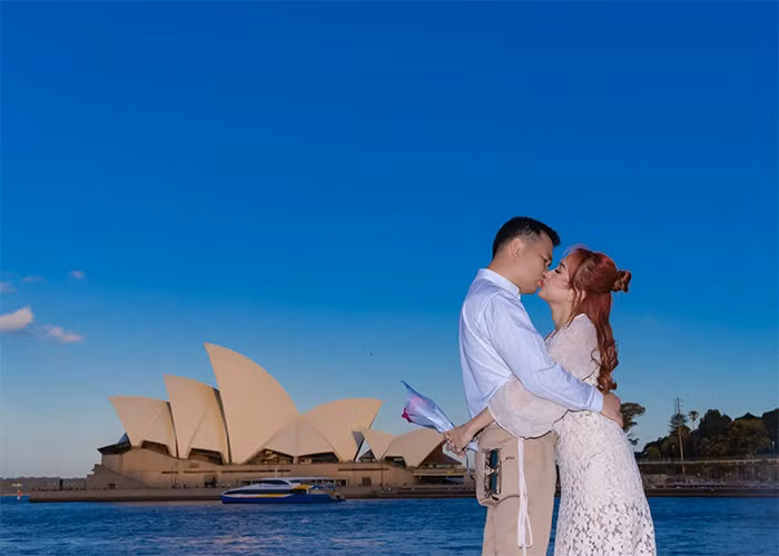 Nữ MC 38 tuổi cho biết, cô đã nhận lời cầu hôn của chồng doanh nhân từ năm 2020 nhưng cô muốn sinh con xong và ổn định cuộc sống mới tổ chức đám cưới.