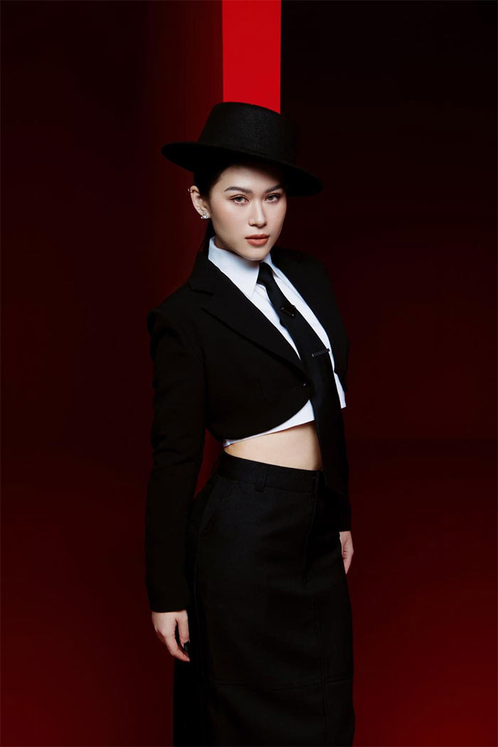 Với style menswear, hình ảnh của nữ diễn viên 30 tuổi trông bí ẩn và quyến rũ hơn. (Ảnh: FBNV)