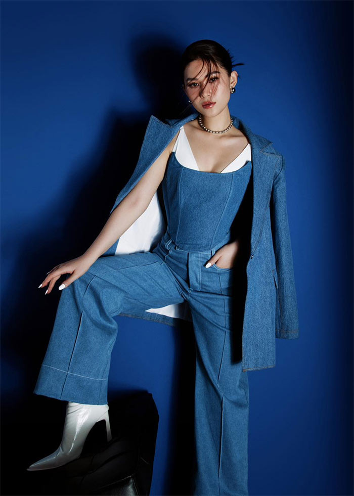 Chất liệu jeans cũng được Ngọc Thanh Tâm sử dụng trong bộ sưu tập style menswear của mình. (Ảnh: FBNV)