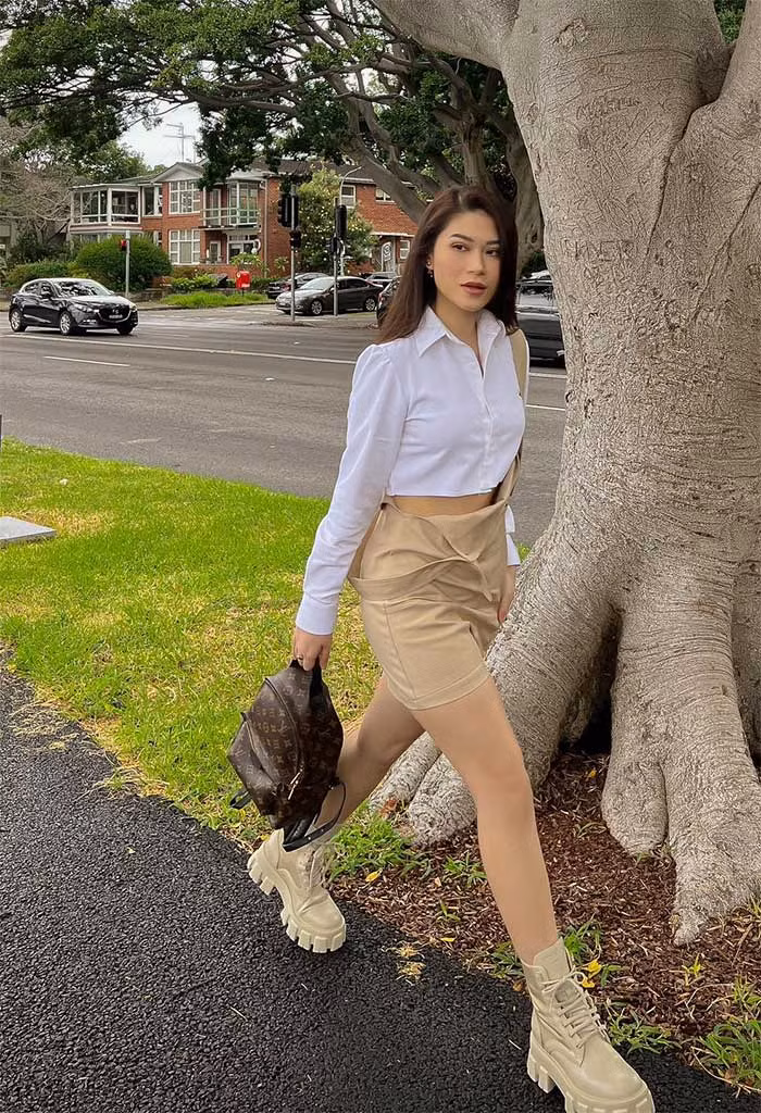 Không chỉ đi dự sự kiện mà thời trang đời thường Ngọc Thanh Tâm cũng áp dụng style tối giản nhưng cá tính này. (Ảnh: FBNV)