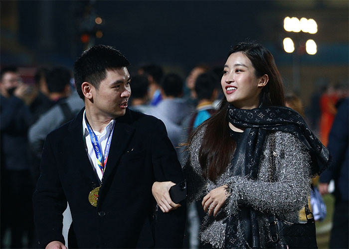 Những hình ảnh giản dị và sự xuất hiện của người đẹp sinh năm 1996 tại sân bóng cùng chồng mới cưới rất gây chú ý.