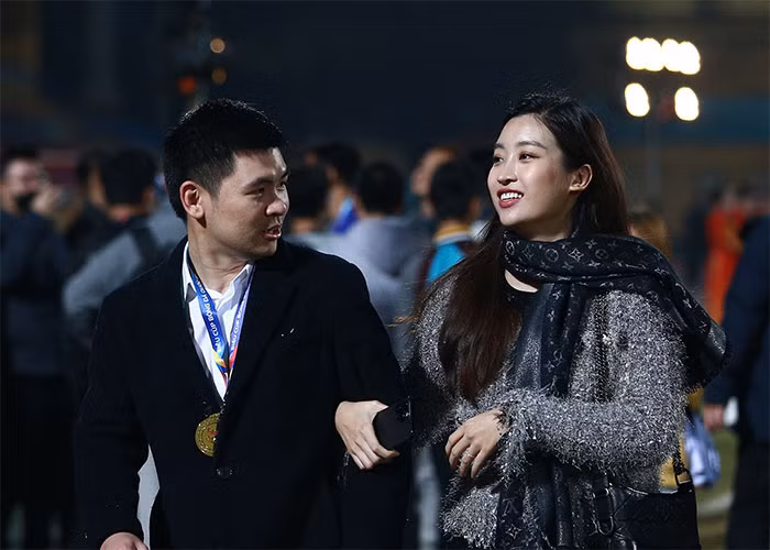 Những hình ảnh giản dị và sự xuất hiện của người đẹp sinh năm 1996 tại sân bóng cùng chồng mới cưới rất gây chú ý.