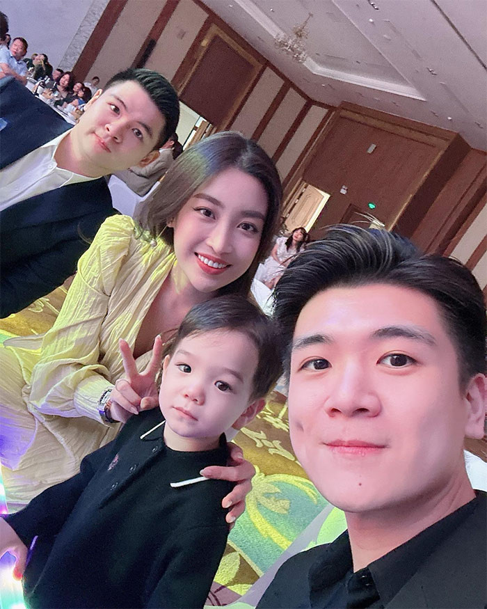 Cô cũng dự nhiều sự kiện của nhà chồng.