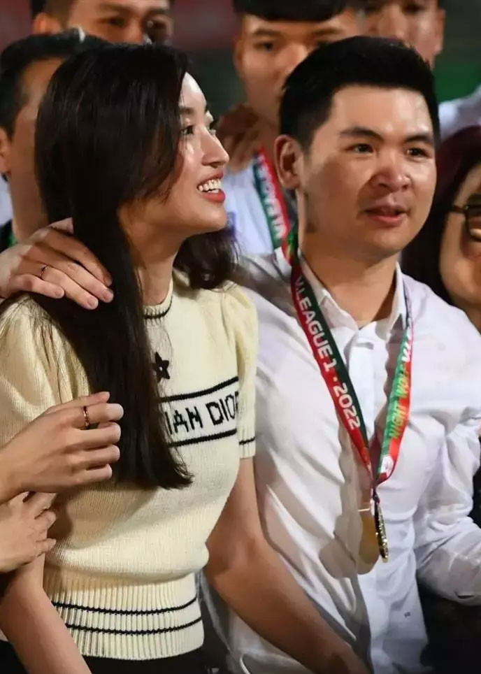 Không xuất hiện tại các sự kiện showbiz nhưng Hoa hậu Việt Nam 2016 lại thường xuyên sánh đôi cùng chồng trong các trận bóng đá của CLB Hà Nội.