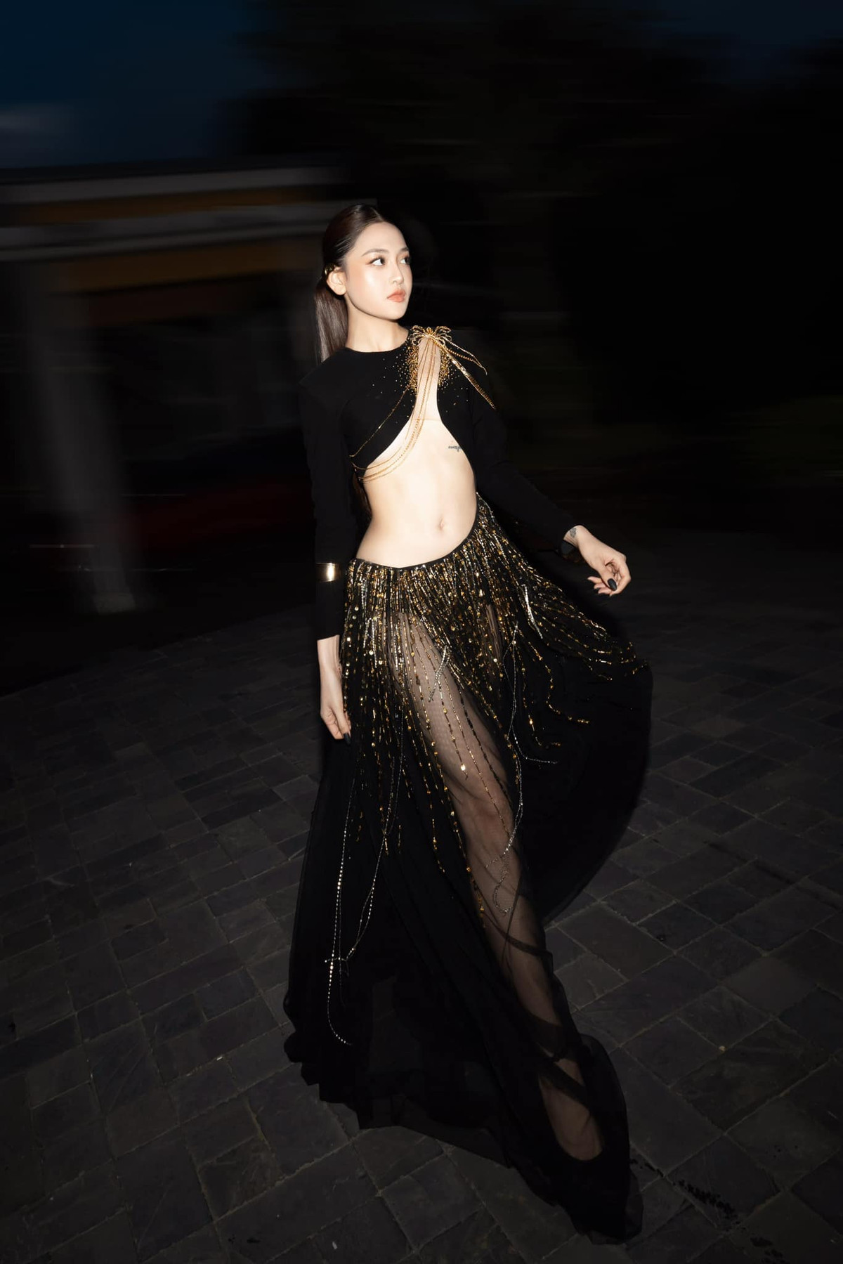 Thùy Anh sải bước tự tin như người mẫu với thiết kế táo bạo tôn vóc dáng gợi cảm. Ảnh: Nguyễn Anh Tú.