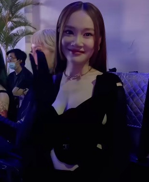 Chiếc đầm đen giúp bà xã của Trường Giang khéo che bụng bầu 7 tháng.