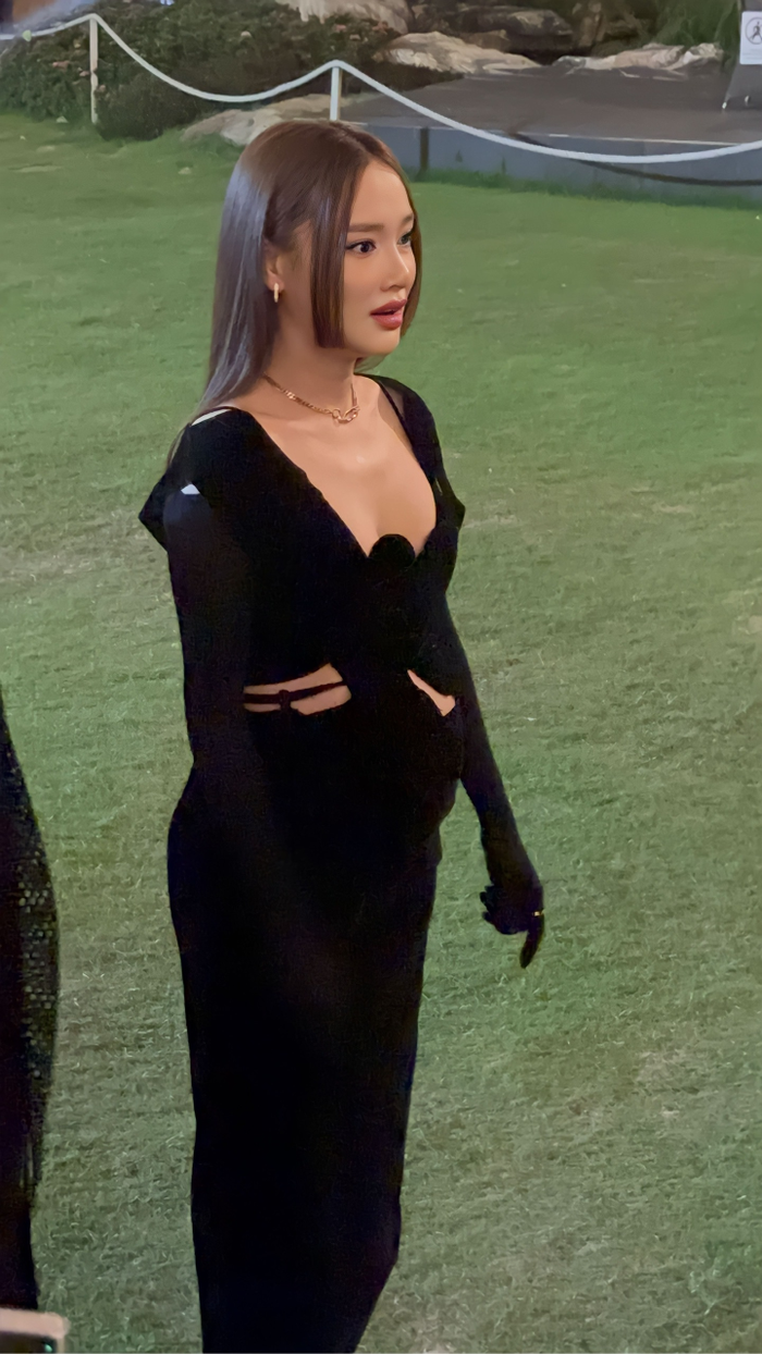 Dù sắp lâm bồn nhưng diễn viên Nhã Phương vẫn được khen ngợi về nhan sắc rạng rỡ và vóc dáng thon gọn không lên cân nhiều.