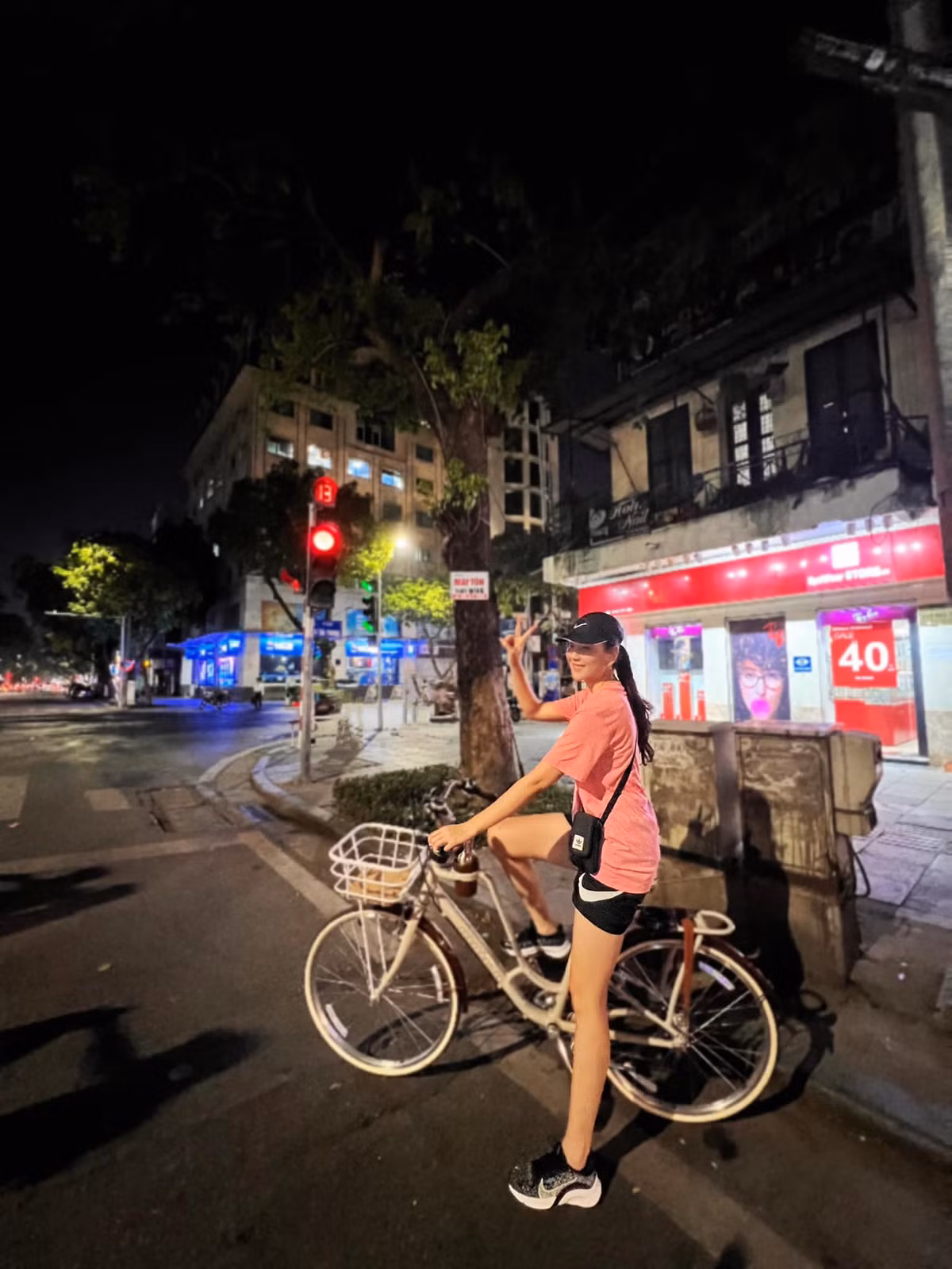 Gần đây, MC của chương trình "Việt Nam hôm nay" thử sức với hoạt động đạp xe ngoài trời. Cô chia sẻ: "Từ 10 km lên 12 km và giờ là 15 km, 3 tuần nay sau khi ăn tối xong khoảng 30 phút là lấy xe đạp ra phố. Khác cái nóng nực ban ngày, tối đến có chút gió rất thích hợp để lang thang qua Hồ Gươm rồi Hồ Tây, thêm vài vòng phố cổ, mới đạp được mấy hôm mà cũng thuộc gần hết nắp cống, ổ gà, ổ vịt trên đường rồi đấy... Nhưng thích nhất chắc là sau khi đạp lên mấy con dốc rồi được thả nhẹ chân đạp để lao xuống, cảm giác nhẹ tênh mê gì đâu".