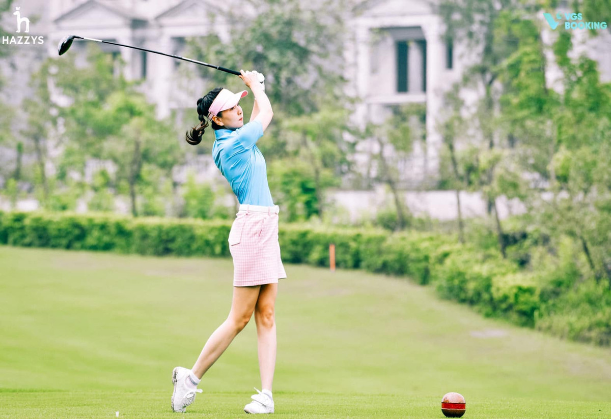 Nữ MC của VTV từng tiết lộ, cô sở hữu vòng eo 57 cm cùng "vòng ba trái đào" nhờ chăm chỉ tập gym, golf mỗi ngày, bất kể mưa nắng.