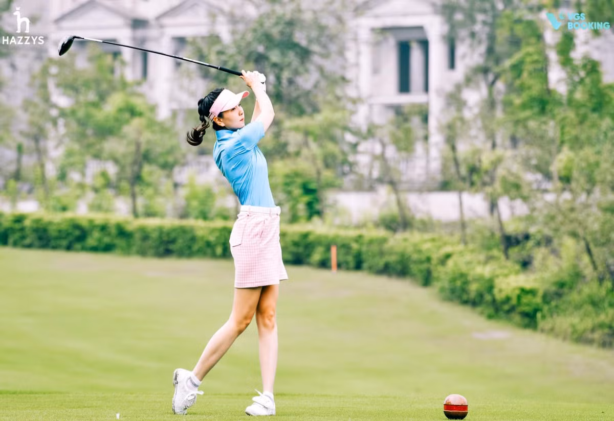 Nữ MC của VTV từng tiết lộ, cô sở hữu vòng eo 57 cm cùng "vòng ba trái đào" nhờ chăm chỉ tập gym, golf mỗi ngày, bất kể mưa nắng.