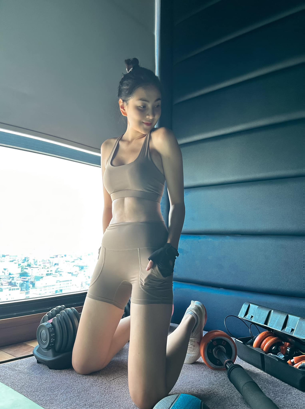 Mới đây, nữ MC VTV đăng khoảnh khắc khoe dáng trong phòng tập gym tại tư gia cùng dòng cảm thán: "Mặt dễ thương bao nhiêu thì người gân guốc, cơ bắp ngược lại bấy nhiêu. Nữ nhân không nên nhìn mặt... đoán tính cách".