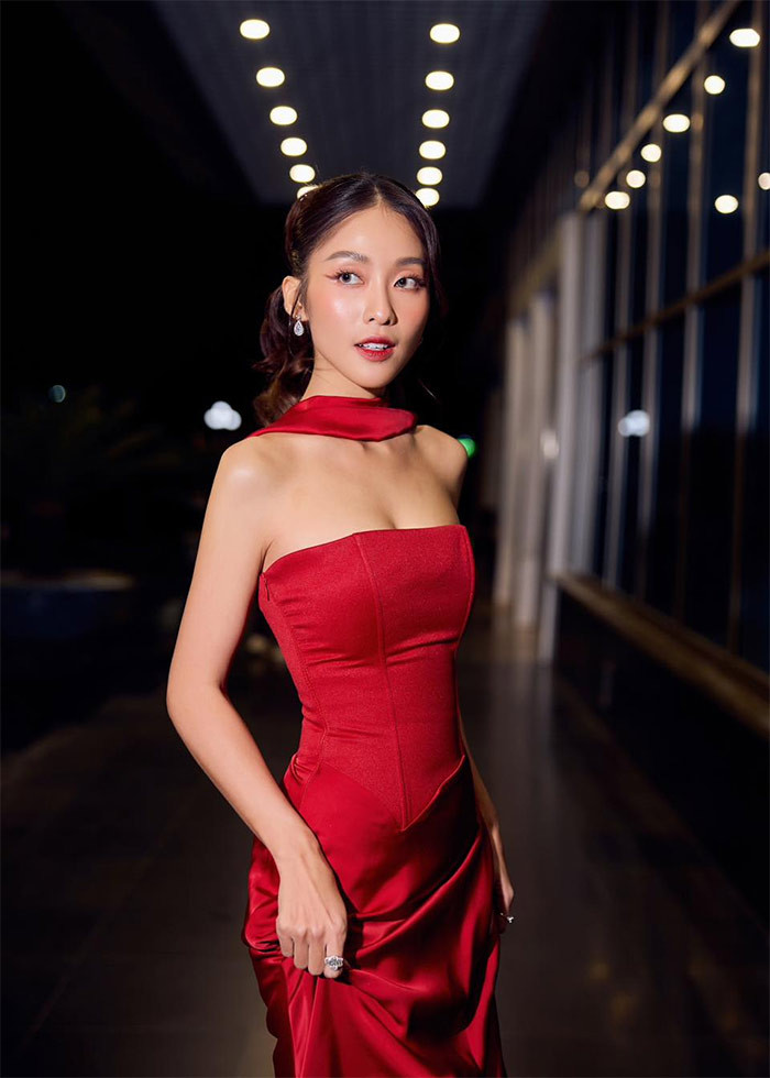 Nữ diễn viên "Gia đình mình vui bất thình lình" có lẽ tự tin nhất với vòng eo con kiến của mình.