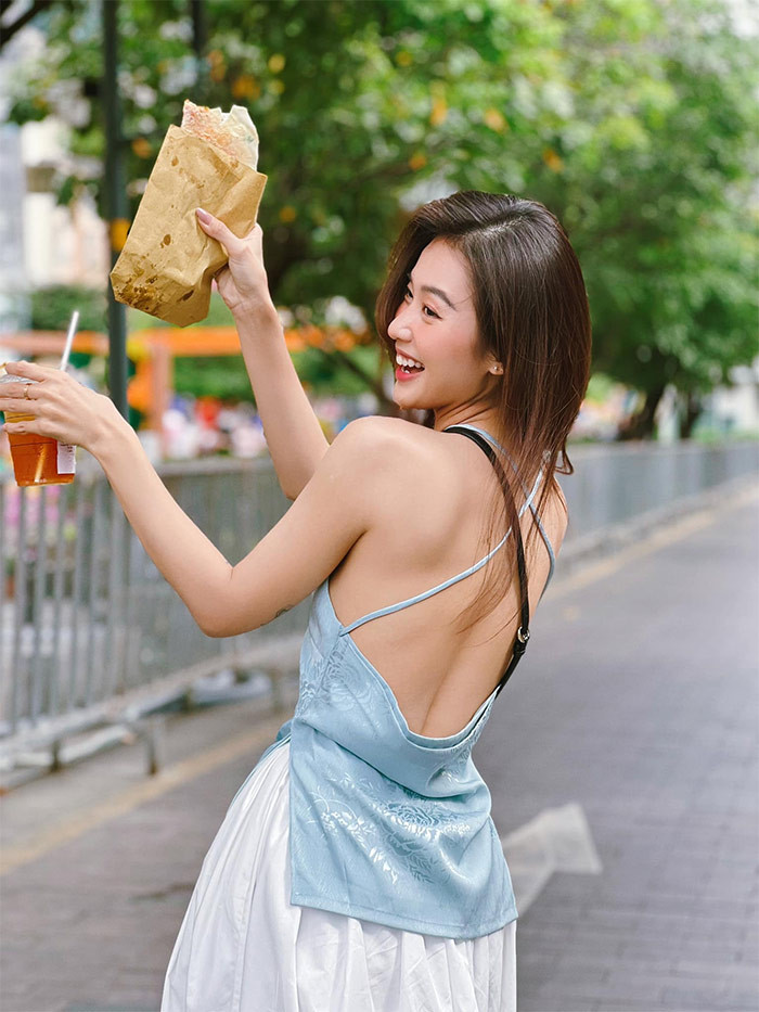 Diện áo yếm kết hợp với chân váy trắng, diễn viên Khả Ngân khoe tấm lưng trần khi xuống phố.