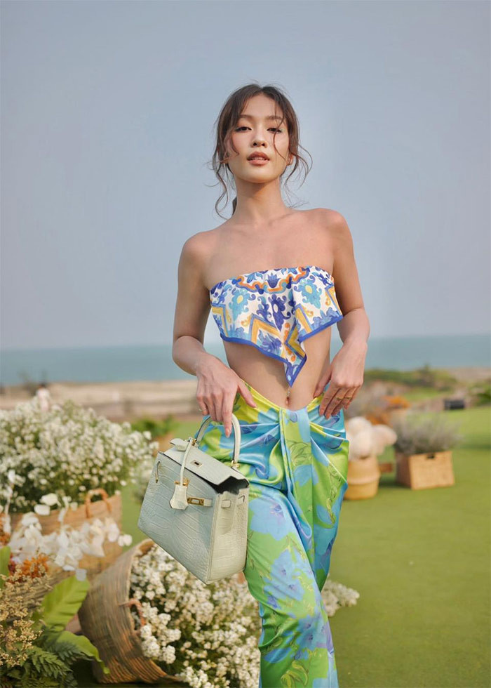 Nữ diễn viên sinh năm 1997 không ngại thử tất cả các kiểu váy áo có thiết kế kiệm vải.