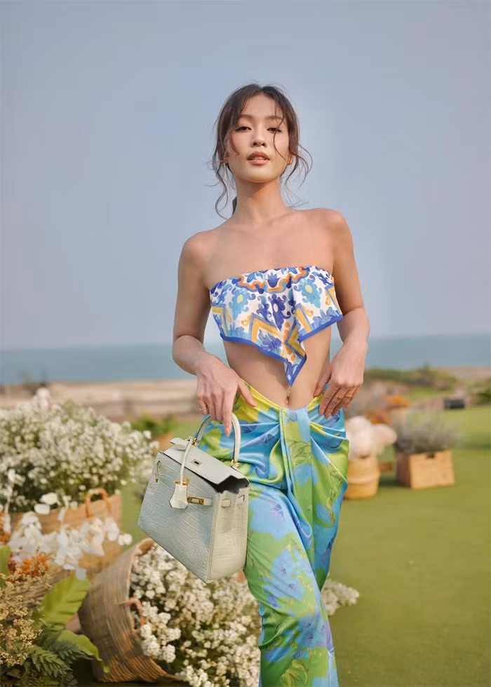 Nữ diễn viên sinh năm 1997 không ngại thử tất cả các kiểu váy áo có thiết kế kiệm vải.