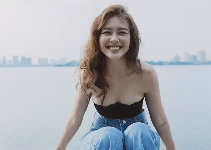 Nữ diễn viên từng chia sẻ: "Tôi chọn sexy nhưng không phản cảm, kể cả tôi không có số đo 3 vòng chuẩn khỏi chỉnh như mọi người nhưng đó không phải là vấn đề để tôi ngại khoe body của mình...".
