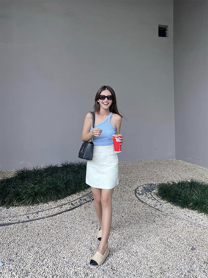 Nữ diễn viên trẻ trung, đầy năng lượng với bộ đồ dạo phố.