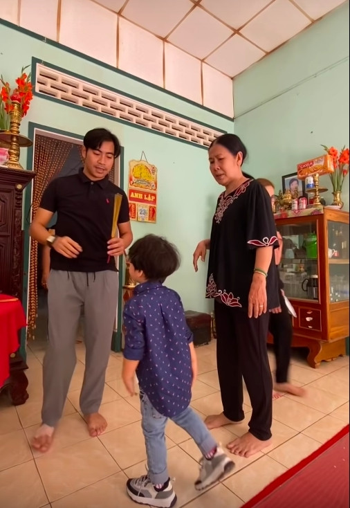 Nam diễn viên đưa con trai và mẹ vợ cũ về quê giỗ cha của Ngọc Lan. Hơn 2 năm trở lại đây, chồng cũ của Ngọc Lan kín đáo hơn trong chuyện đời tư cũng như trong mối quan hệ với gia đình vợ cũ.